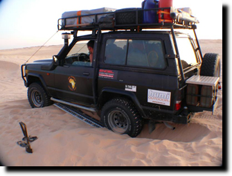Výjezdové pásy v akci v tunisé poušti